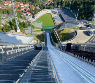 Skisprungschanze AudiArena Oberstdorf Sportplatzneubau inklusive Fertigrasen und Mähroboter