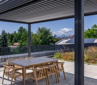 Moderne Dachterrasse mit Lamellenpergola, Sitzgruppe und angrenzender extensiv begrünter Dachfläche